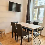 Stylish & Renovated Apartment With Free Parking