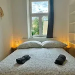 Stylish & Renovated Apartment With Free Parking