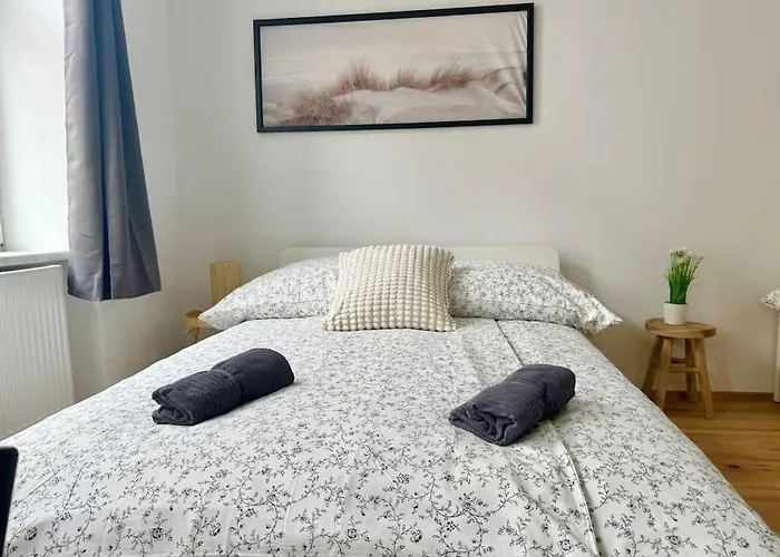Stylish & Renovated Apartment With Free Parking