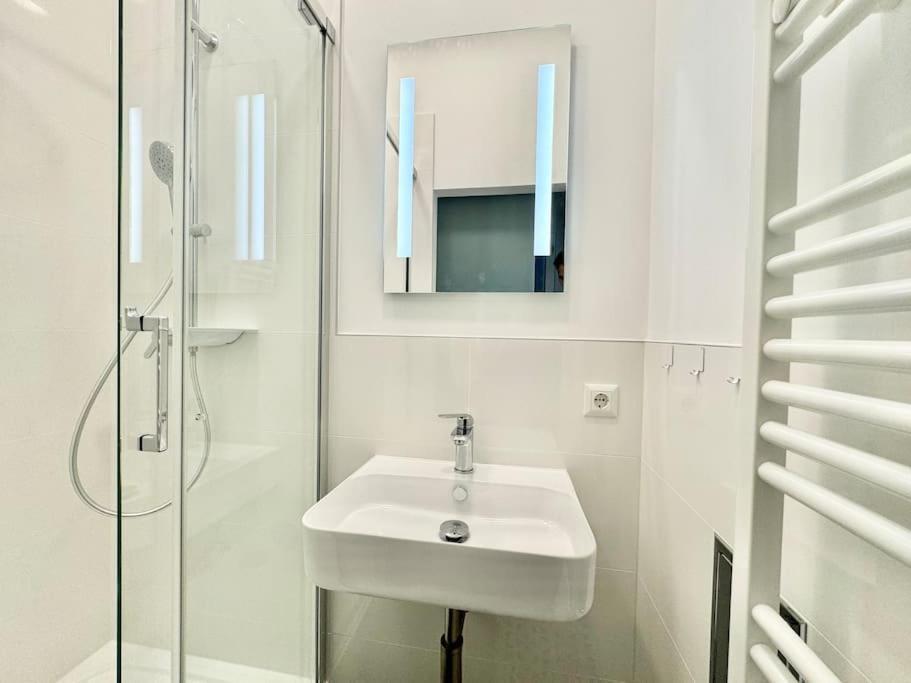 Stylish & Renovated With Free Parking Apartment *