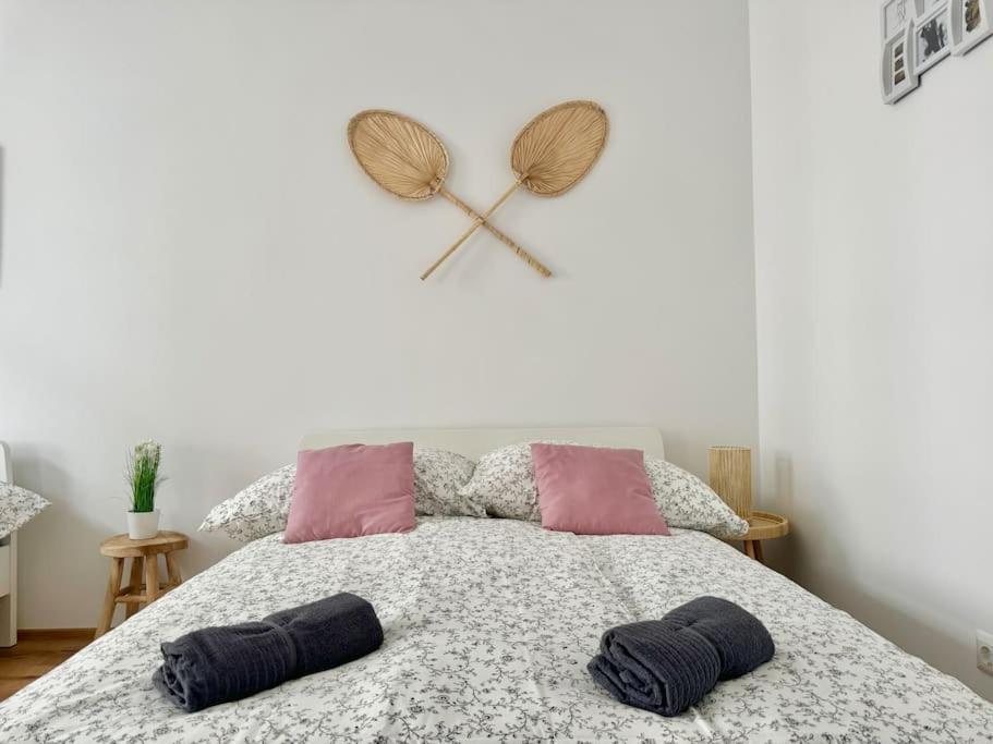 Stylish & Renovated With Free Parking *