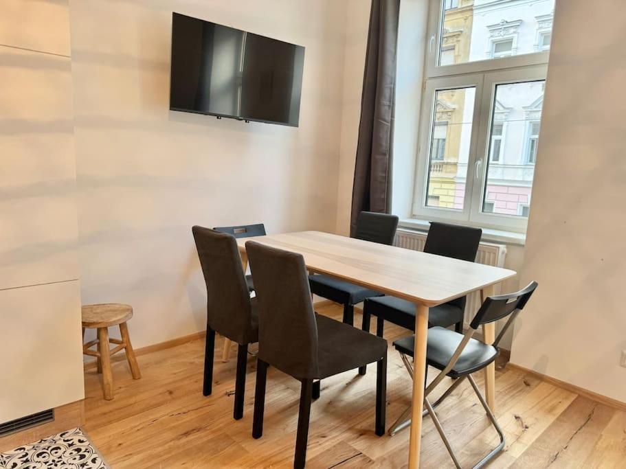 Stylish & Renovated With Free Parking *